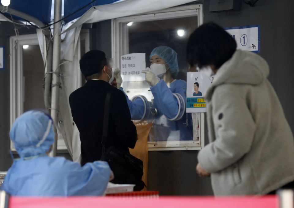 시민들이 16일 서울 중구 서울역광장에 마련된 코로나바이러스감염증-19(코로나19) 임시선별검사소에서 검사를 받고 있다. ⓒ뉴시스