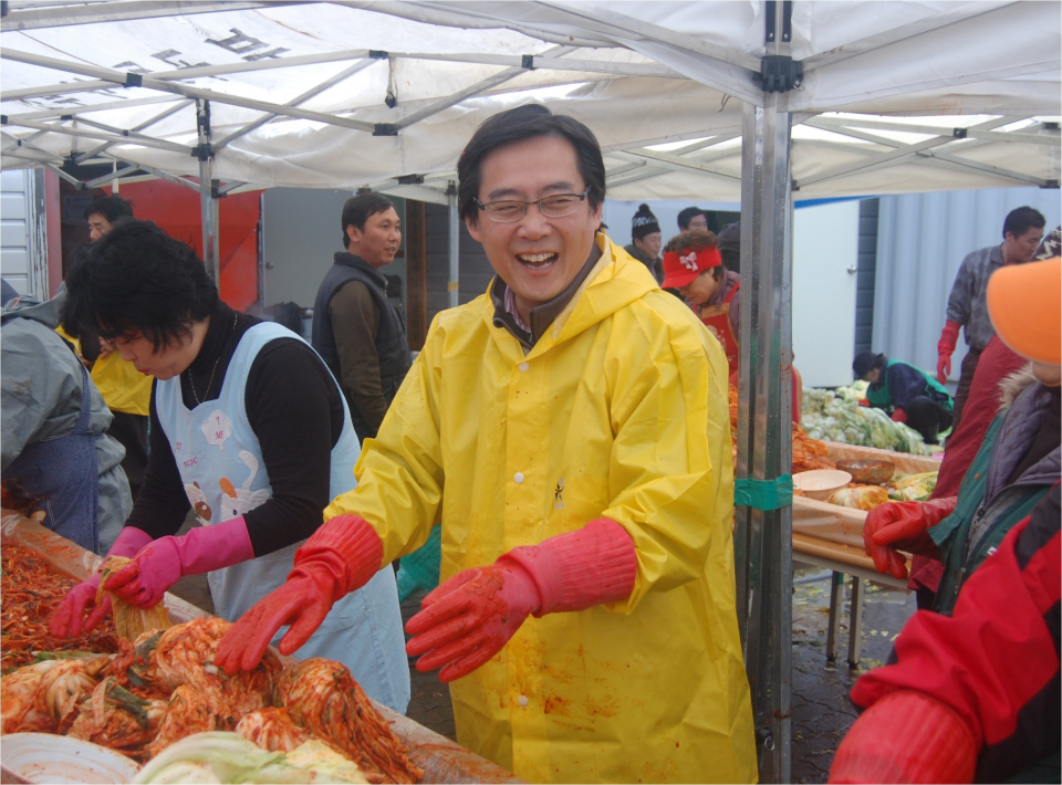 지난2009년 10월 경기 안산 ‘상록 을’ 재선거에 출마했던 이진동 대표가 선거 두 달여 전 지역 내에서 김치담그기 봉사활동을 하고 있다. ⓒ뉴시스