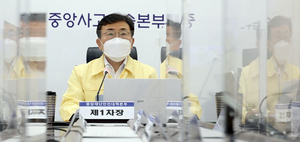 권덕철 중앙재난안전대책본부 1차장(보건복지부 장관)이 26일 오전 정부세종청사에서 열린 코로나19 대응 중대본 회의에서 모두발언을 하고 있다./사진=뉴시스 제공