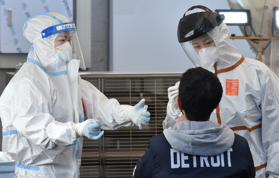 보건소 선별 진료소에서 코로나19 진단검사를 받고 있는 시민 ⓒ뉴시스