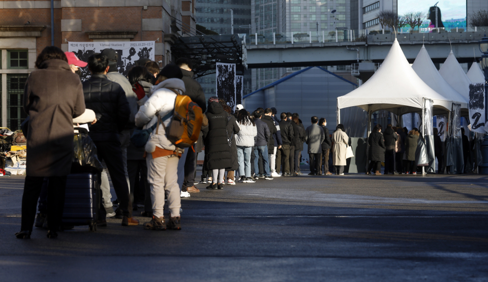 코로나19 신규 확진자수가 4,944명으로 사흘째 5천명 안팎 수준을 기록한 3일 서울역 임시선별검사소를 찾은 시민이 줄을 서고 있다. ⓒ뉴시스<br>