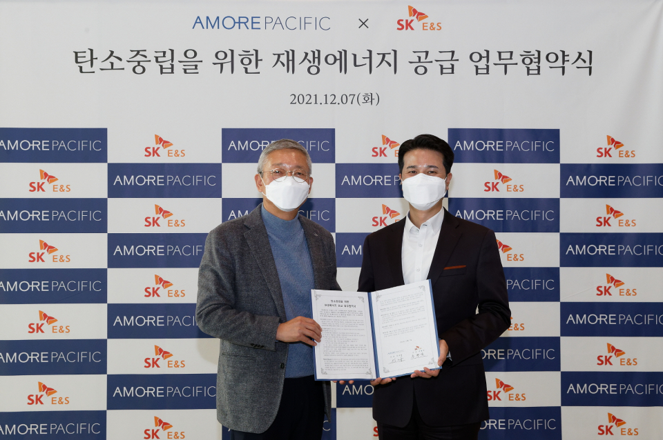 왼쪽부터 아모레퍼시픽 안세홍 사장, SK E&S 추형욱 사장 ⓒ아모레퍼시픽