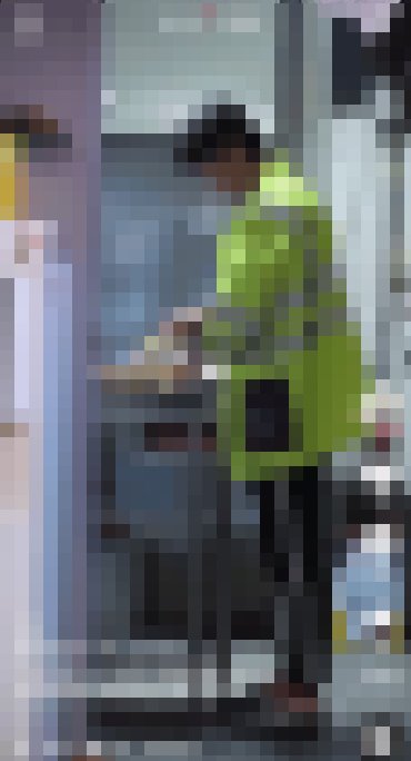 호식이두마리치킨의 한 가맹점에서 직원이 전자담배를 피우며 양념을 바르고 있다. ⓒ온라인 커뮤니티 캡쳐화면