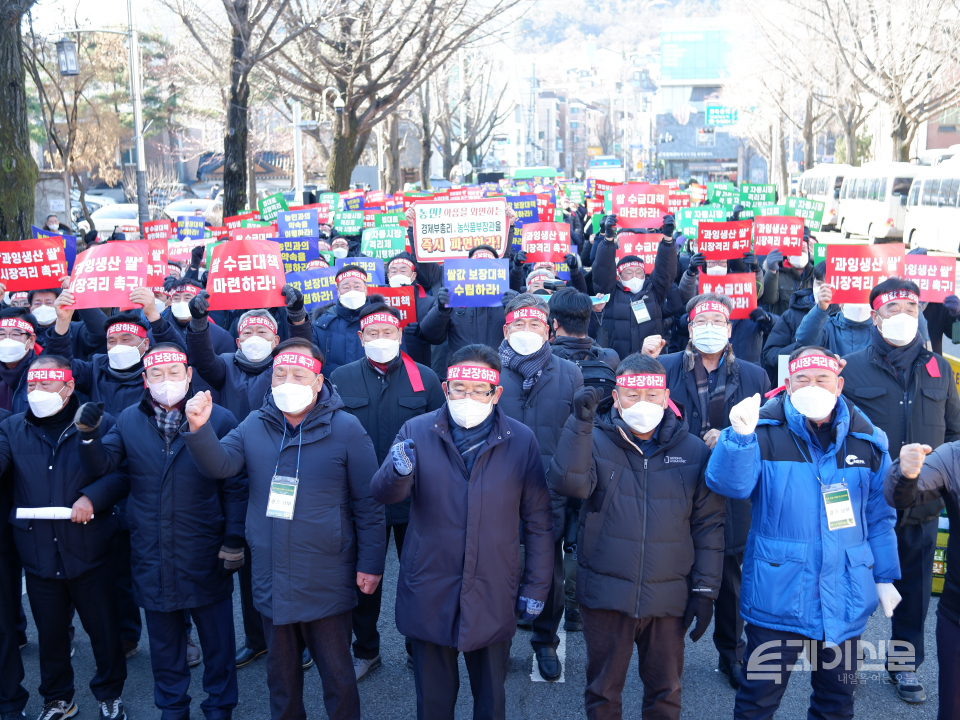 농협RPC전국협의회는 13일 서울 청와대 앞에서 쌀 시장격리 촉구를 위한 전국 농협 조합장 총궐기대회를 열었다. ⓒ투데이신문