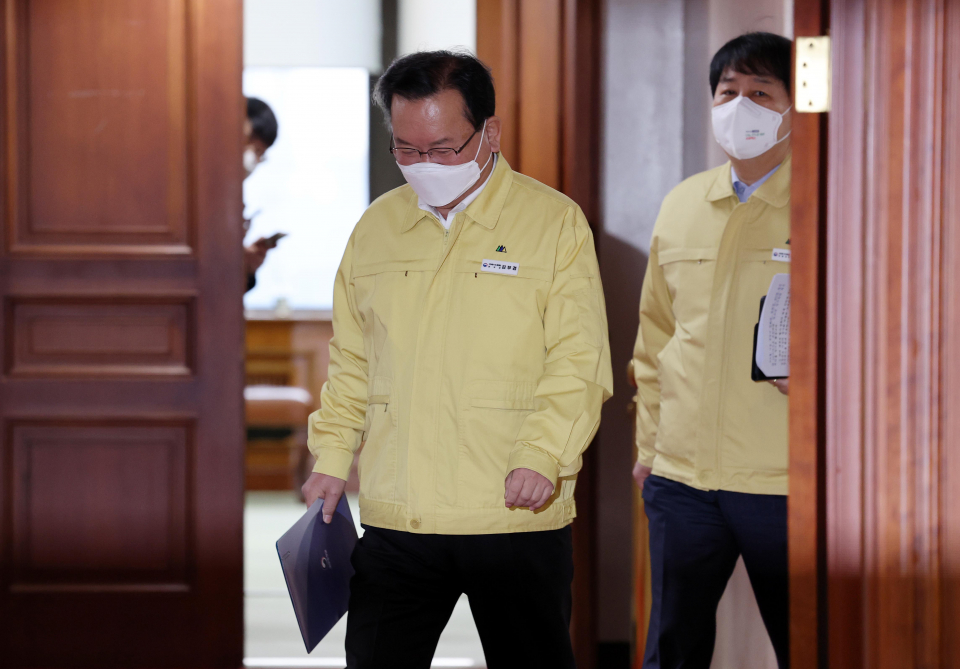 김부겸 국무총리가 16일 오전 서울 종로구 정부서울청사에서 열린 코로나19 대응 중앙재난안전대책본부(중대본) 회의에 참석하고 있다. ⓒ뉴시스