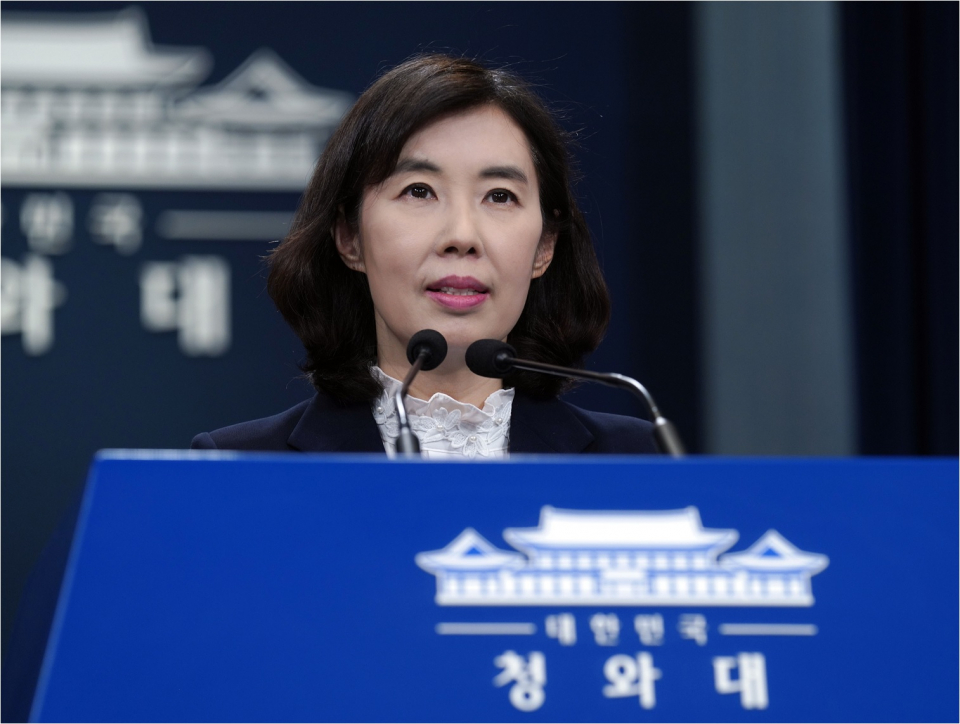 박경미 청와대 대변인이 지난 16일 청와대 브리핑룸에서 문재인 대통령의 대국민 사과 내용을 브리핑하고 있다. ⓒ뉴시스