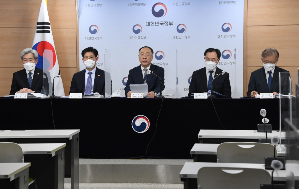 홍남기 부총리 겸 기획재정부 장관이 20일 정부서울청사에서 '2022년 경제정책방향' 관계부처 합동브리핑에서 발표문을 낭독하고 있다. ⓒ기획재정부