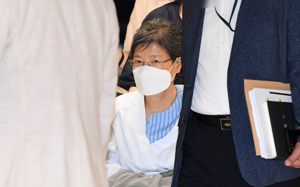 박근혜 전 대통령이 20일 오후 서울 서초구 서울성모병원으로 입원하고 있다. ©뉴시스