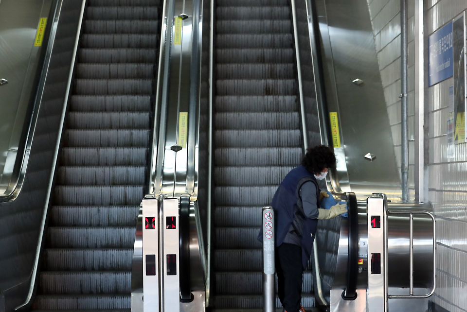 지하철 역사 내 에스컬레이터의 모습. 위 사진은 기사와 직접 관련 없음. ⓒ뉴시스
