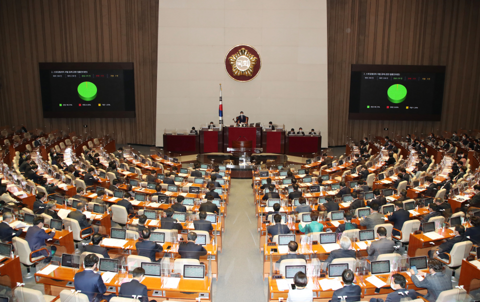 지난 3월 24일 오후 서울 여의도 국회에서 열린 본회의에서 스토킹범죄의 처벌 등에 관한 법률안이 가결되고 있다.