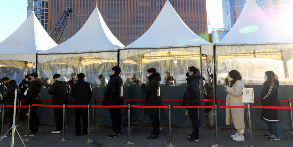 31일 오전 서울 중구 서울역광장에 마련된 코로나19 임시선별검사소에서 시민들이 검사를 받기 위해 대기하고 있다.