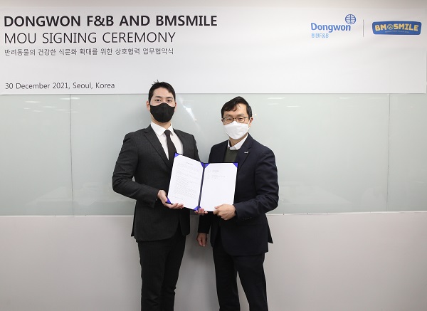 동원F&B 이상진 전략사업부장(오른쪽)과 비엠스마일 모성현 한국 대표(왼쪽) ⓒ동원F&B