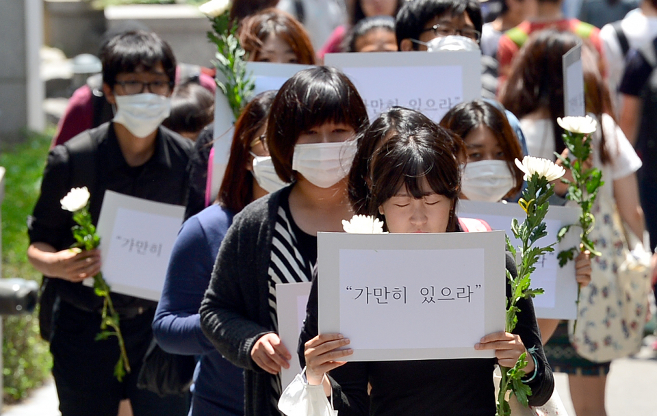 지난 2014년 5월 15일 서울 성북구 고려대학교 정경대 후문에서 고려대 학생들이 세월호 참사 관련 ‘가만히 있으라’ 침묵행진을 하고 있다. ⓒ뉴시스