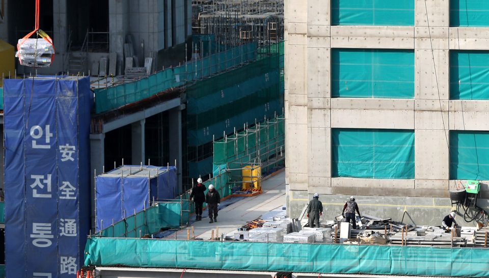 서울 시내 한 아파트건설 현장에서 건설노동자들이 작업을 하고 있다. ⓒ뉴시스