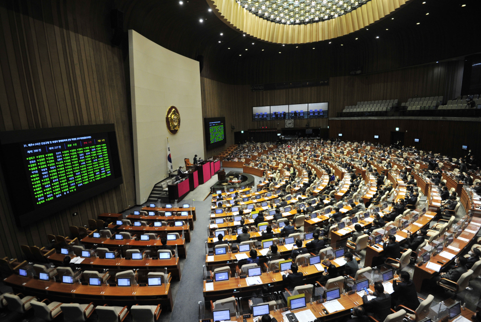 지난 2월 서울 여의도 국회에서 열린 본회의에서 제주4·3사건 특별법 개정안이 가결되고 있다.