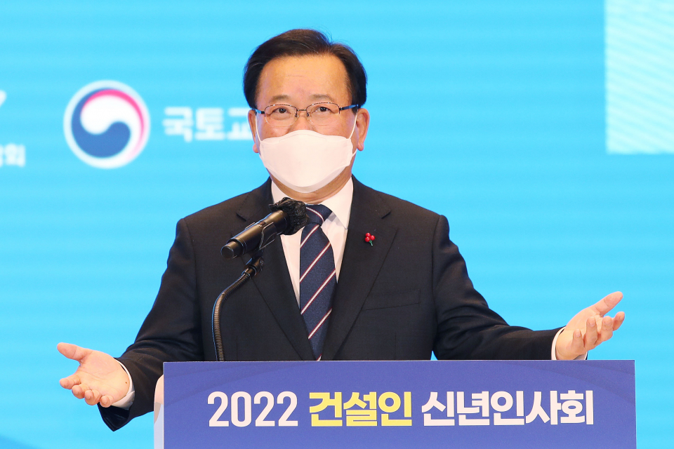 6일 오후 서울 강남구 건설회관에서 열린 2022 건설인 신년인사회에 참석한 김부겸 국무총리가 축사를 하고 있다. ⓒ뉴시스