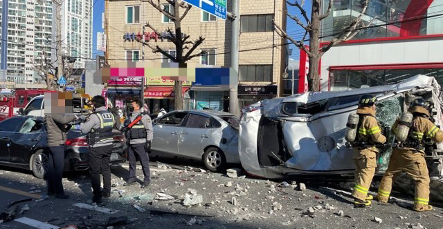 지난해 12월 30일 부산시 연제구 홈플러스 연산점 5층 주차장에서 택시가 벽면을 뚫고 도로로 추락해 신호대기 중이던 차량들을 덮쳤다. ⓒ뉴시스