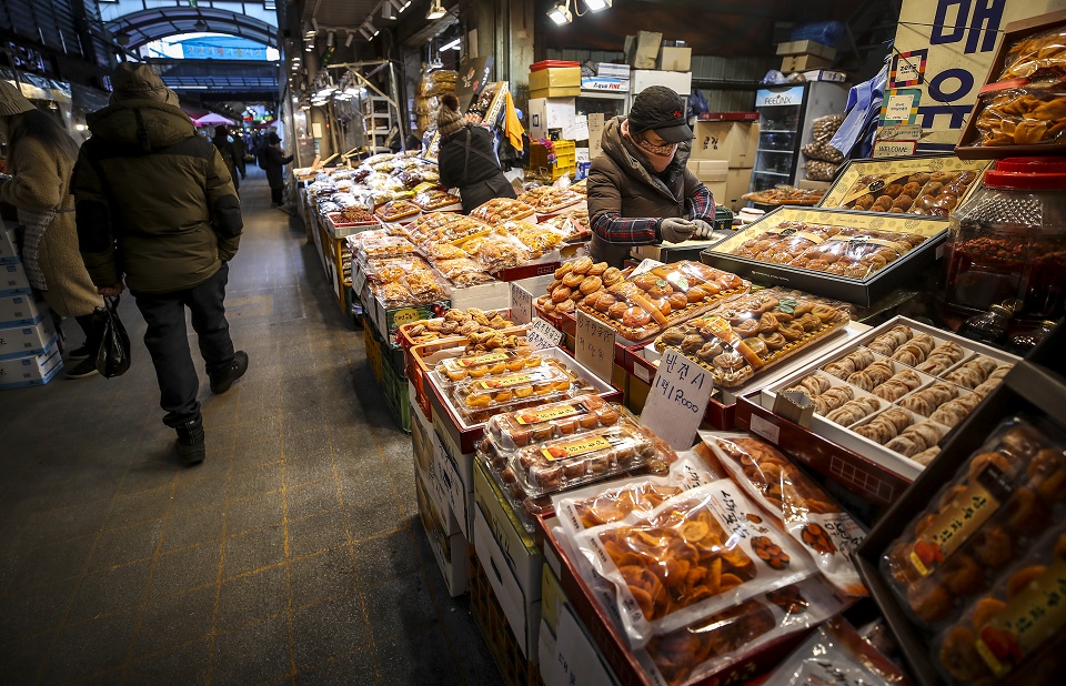 오전 서울 동대문구 청량리종합시장을 찾은 시민들이 장을 보고 있다. ⓒ뉴시스