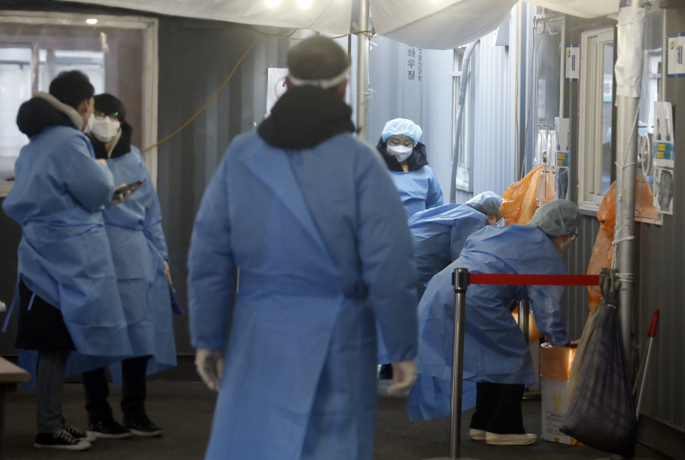 18일 서울역 코로나19 임시선별검사소에서 의료진들이 검사 준비를 하고 있다.