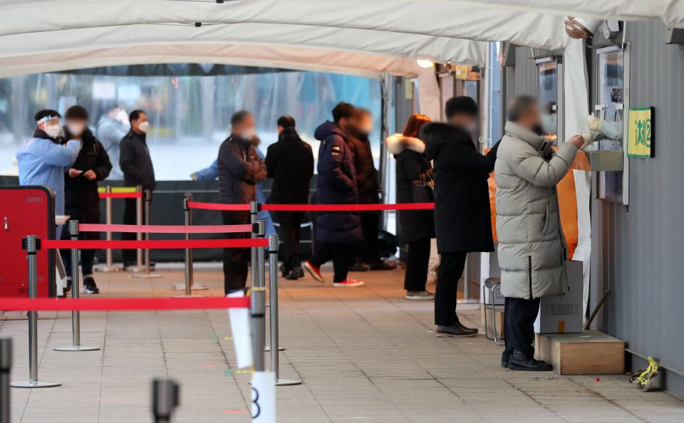 코로나19 신규 확진자 수가 5805명으로 집계된 19일 오전 서울 중구 시청 앞 서울광장에 마련된 중구 코로나19 임시 선별진료소에서 시민들이 검사를 받고 있다.