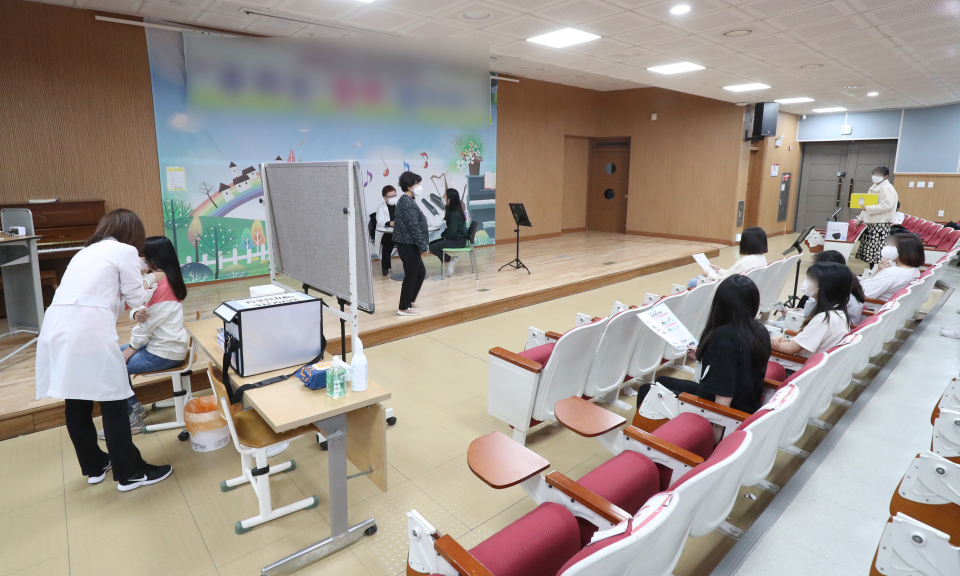 한 학교에서 만 12~17세 청소년을 대상으로 하는 '찾아가는 학교 단위 백신접종'이 진행되고 있다. ⓒ뉴시스