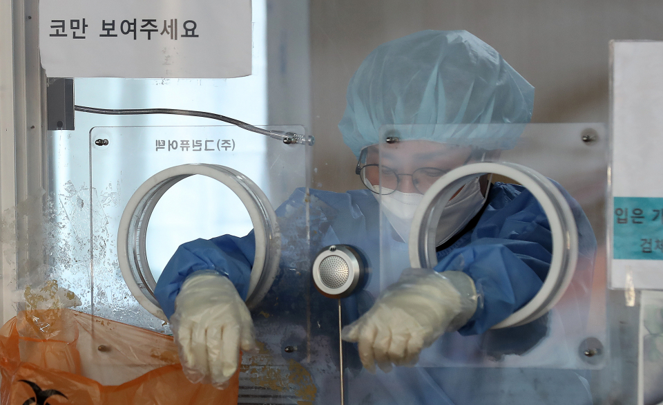 코로나19 신규 확진자가 6603명이 발생해 27일만에 6000명대를 보인 20일 오전 서울 용산구 서울역 임시선별검사소에서 한 의료진이 잠시 휴식을 취하고 있다.