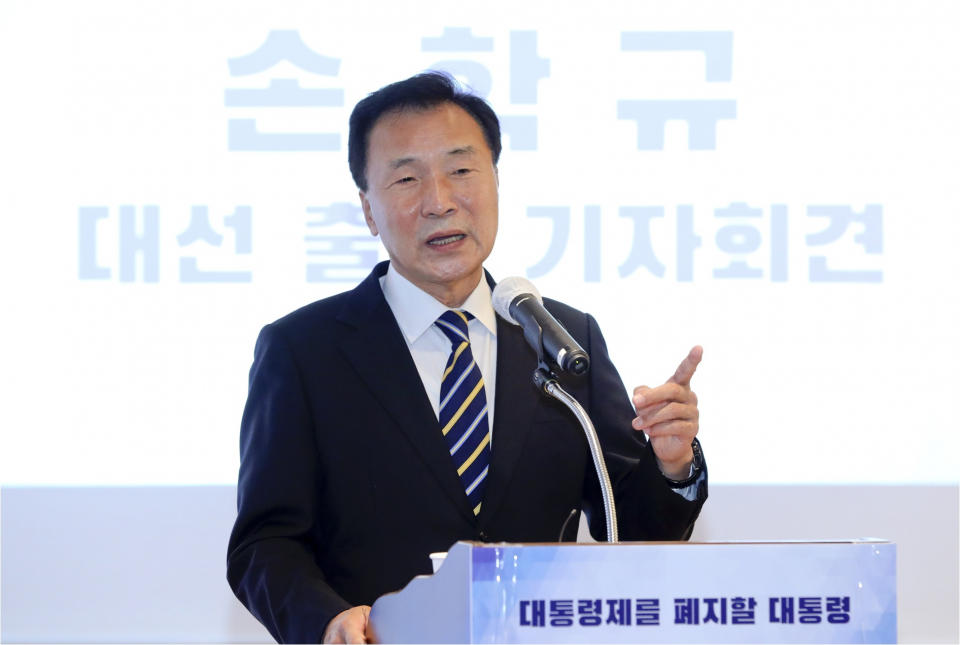 손학규 전 바른미래당 대표가 지난해 11월 29일 서울 여의도 한 카페에서 제20대 대선 출마 선언을 하고 있다. ⓒ뉴시스