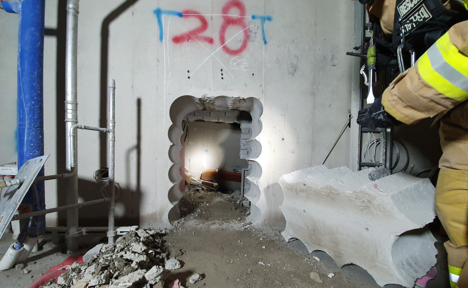 27일 광주 서구 신축공사 아파트 붕괴사고 현장에서 소방대원들이 28층 내부 잔해물을 제거하고 탐색구조하고 있다. ⓒ뉴시스