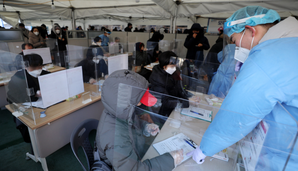 3일 오전 서울 송파구보건소 선별진료소에서 시민들이 자가검사키트를 활용한 신속항원검사를 진행하고 있다. ⓒ뉴시스