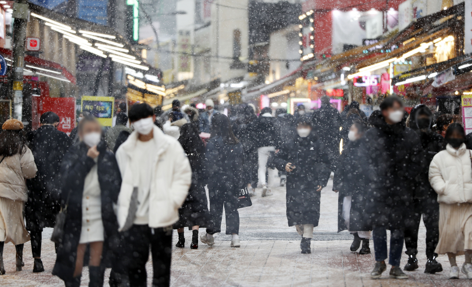 서울 마포구 홍대 인근 거리에서 시민들이 거리를 걷고 있다. 위 사진은 기사와 직접 관련 없음. ⓒ뉴시스