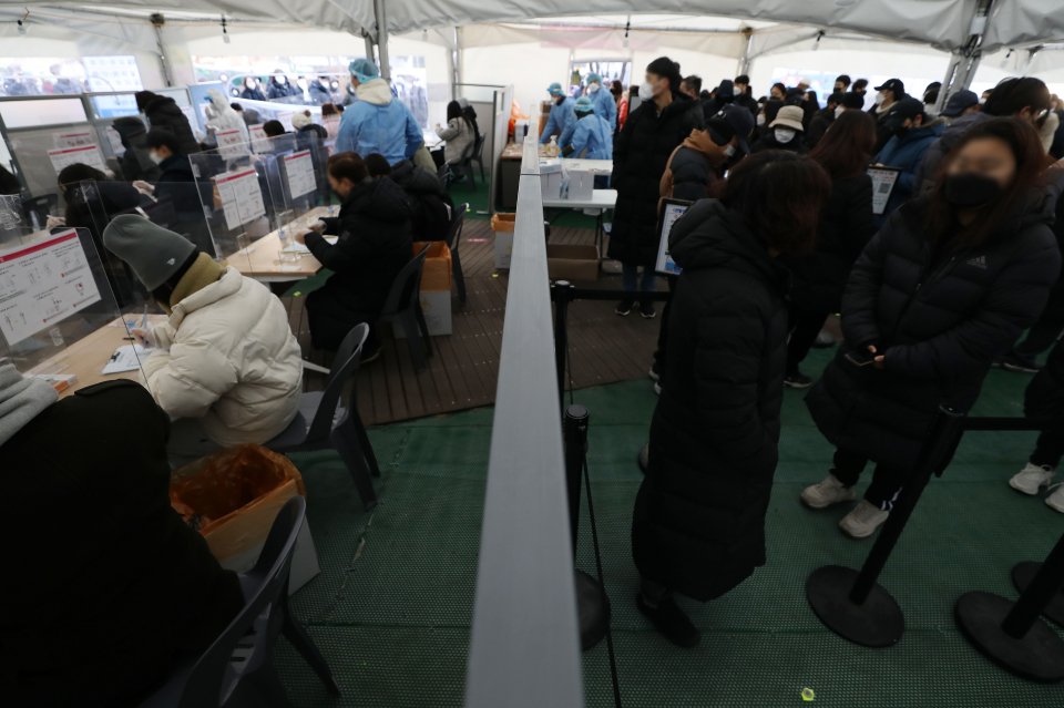 코로나19 신속항원검사 시행 이튿날인 4일 오전 서울 송파구보건소 선별검사소에서 시민들이 검사를 받기 위해 대기하고 있다.