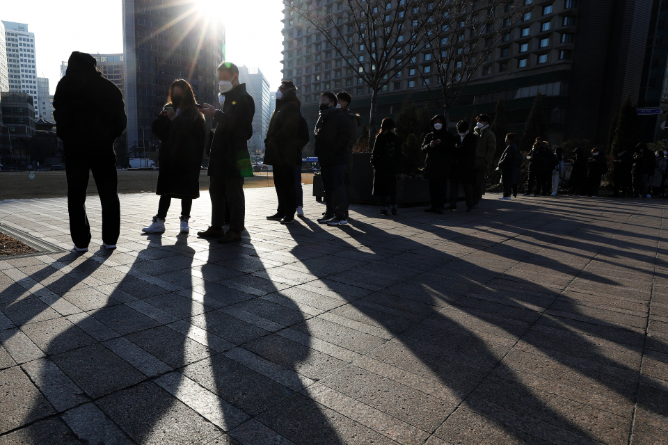 시민들이 10일 오전 서울 중구 서울광장에 마련된 임시선별검사소에서 검사를 받기 위해 줄을 서고 있다. ⓒ뉴시스