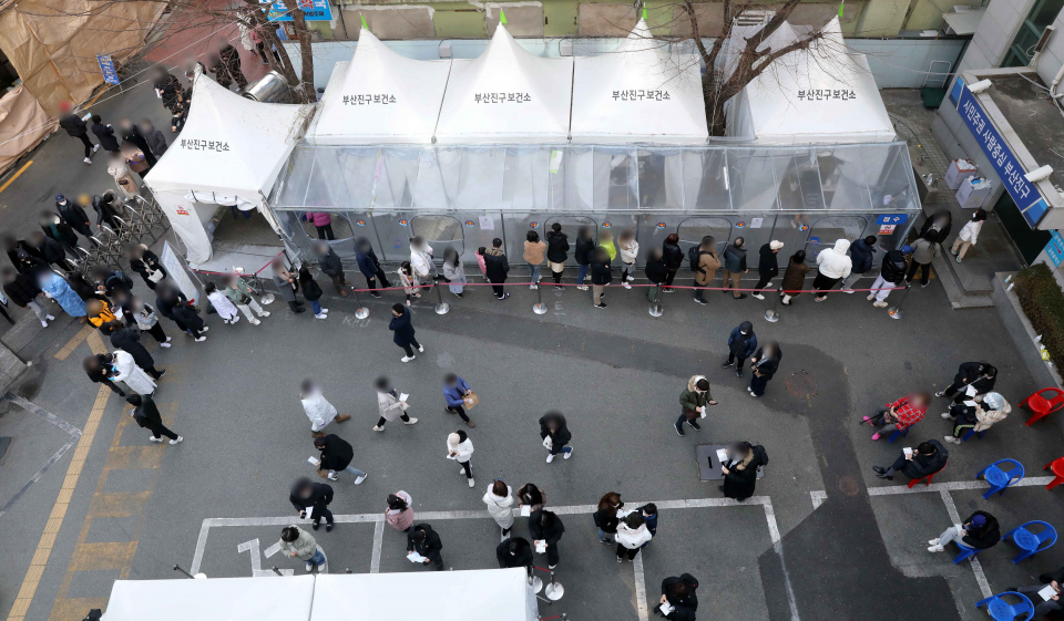 지난 11일 부산시 부산진구보건소 선별진료소를 찾은 시민들이 검사를 받고자 길게 줄을 서고 있다. ⓒ뉴시스