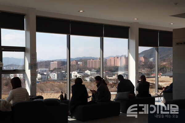박 전 대통령 사저 인근에 위치한 카페가 방문객으로 가득차 있는 모습 ⓒ투데이신문