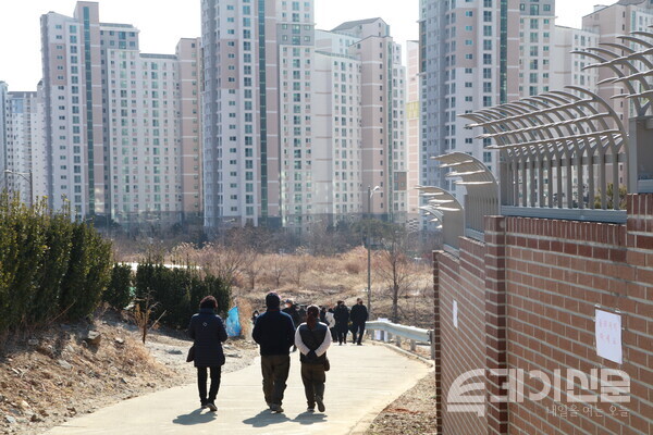 △ 박근혜 전 대통령 사저를 눈으로 보기 위해 모인 수많은 방문객들 ⓒ투데이신문