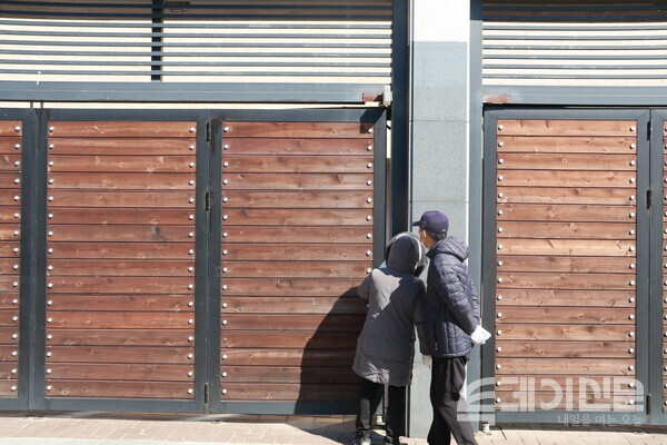 △ ‘혹여나 님이 보일세라’ ⓒ투데이신문