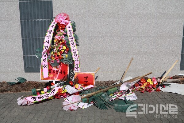 △ 박근혜 전 대통령 사저 앞에 놓여진 화환이 넘어진 채 놓여져 있다 ⓒ투데이신문