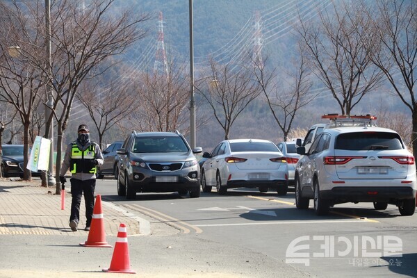 △ 방문객의 불법주차로 인해 혼잡한 도로와 이를 정리하는 교통경찰 ⓒ투데이신문