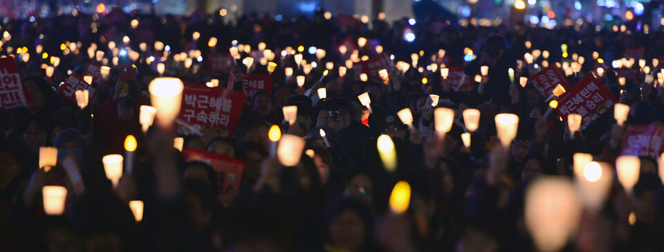 헌법재판소가 박근혜 전 대통령에 대한 탄핵을 인용 결정한 지난 2017년 3월 10일 서울 종로구 광화문광장 일대에 열린 촛불집회에서 시민들이 촛불을 들고 있다. ⓒ뉴시스