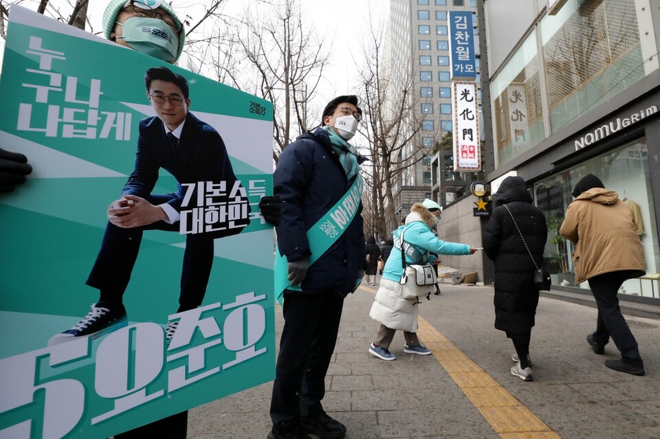 공식 선거운동 첫날인 지난 15일 서울 중구 시청역 인근에서 오준호 기본소득당 대선후보가 유세하고 있다. ©뉴시스