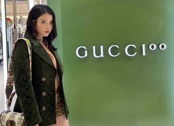 구찌 가방을 착용한 가수 아이유 ⓒ뉴시스