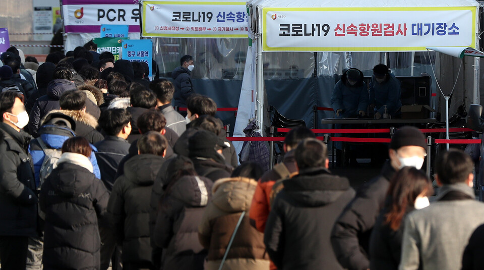 &nbsp;22일 오전 서울 중구 서울역광장 임시선별검사소에서 시민들이 코로나19 검사를 받기 위해 길게 줄지어 서 있다.&nbsp;&nbsp;ⓒ뉴시스<br>