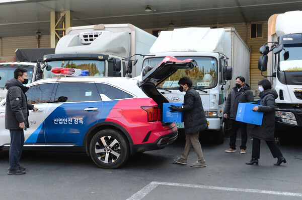 고용노동부는 지난 18일 세척제 급성중독 사고가 발생한 두성산업을 대상으로 압수수색을 진행했다. ⓒ뉴시스