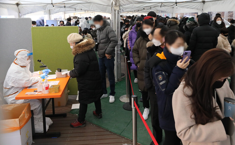 24일 오전 서울 송파구 보건소 선별 진료소에서 시민들이 코로나19 검사를 받기 위해 줄 서 있다. ⓒ뉴시스