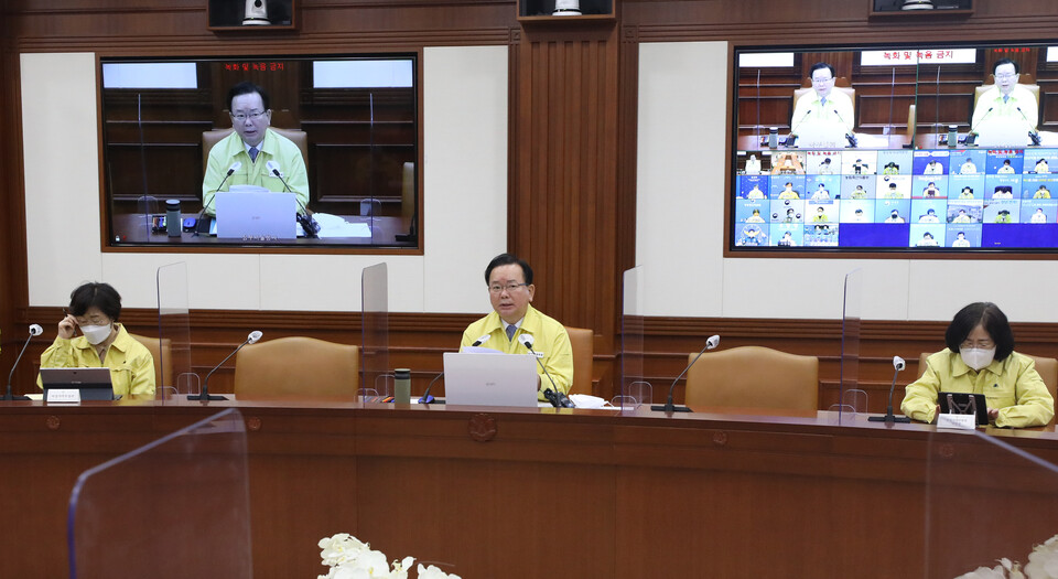 김부겸 국무총리가 25일 오전 서울 종로구 정부서울청사에서 열린 코로나19 중앙재난안전대책본부(중대본)회의를 주재하고 있다.&nbsp;&nbsp;ⓒ뉴시스<br>