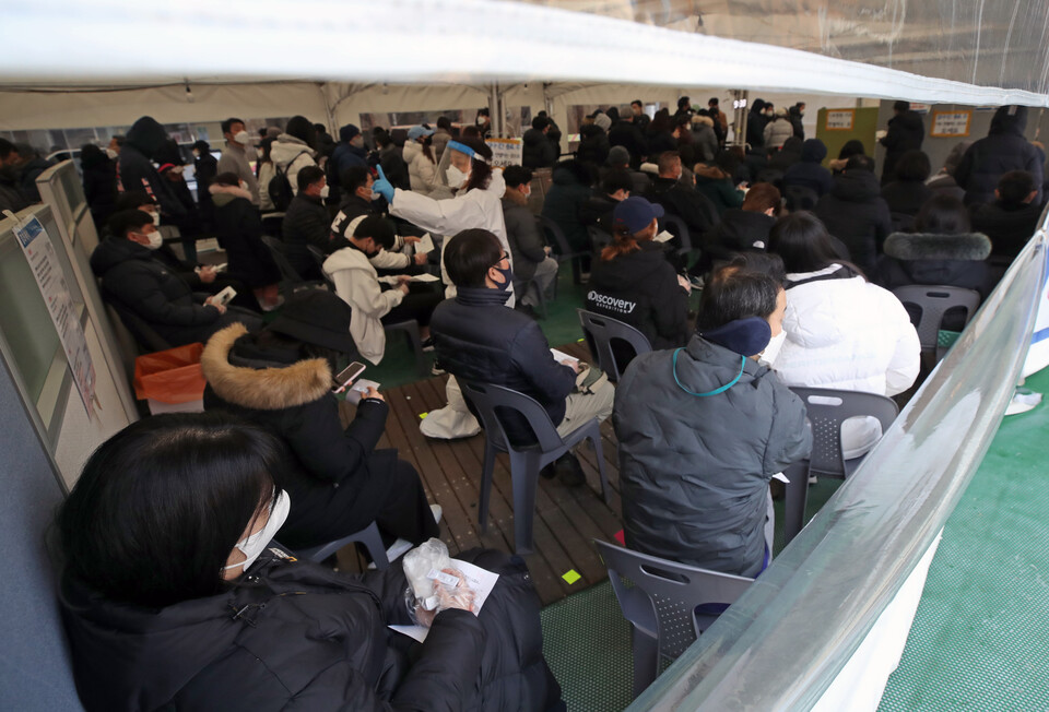 인파로 붐비는 송파구 보건소 선별진료소 ⓒ뉴시스