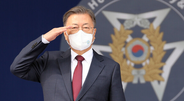 문재인 대통령이 28일 경북 영천시 육군3사관학교에서 열린 제57기 졸업 및 임관식에서 졸업생도들의 경례에 거수경례로 답하고 있다. [사진제공=뉴시스]