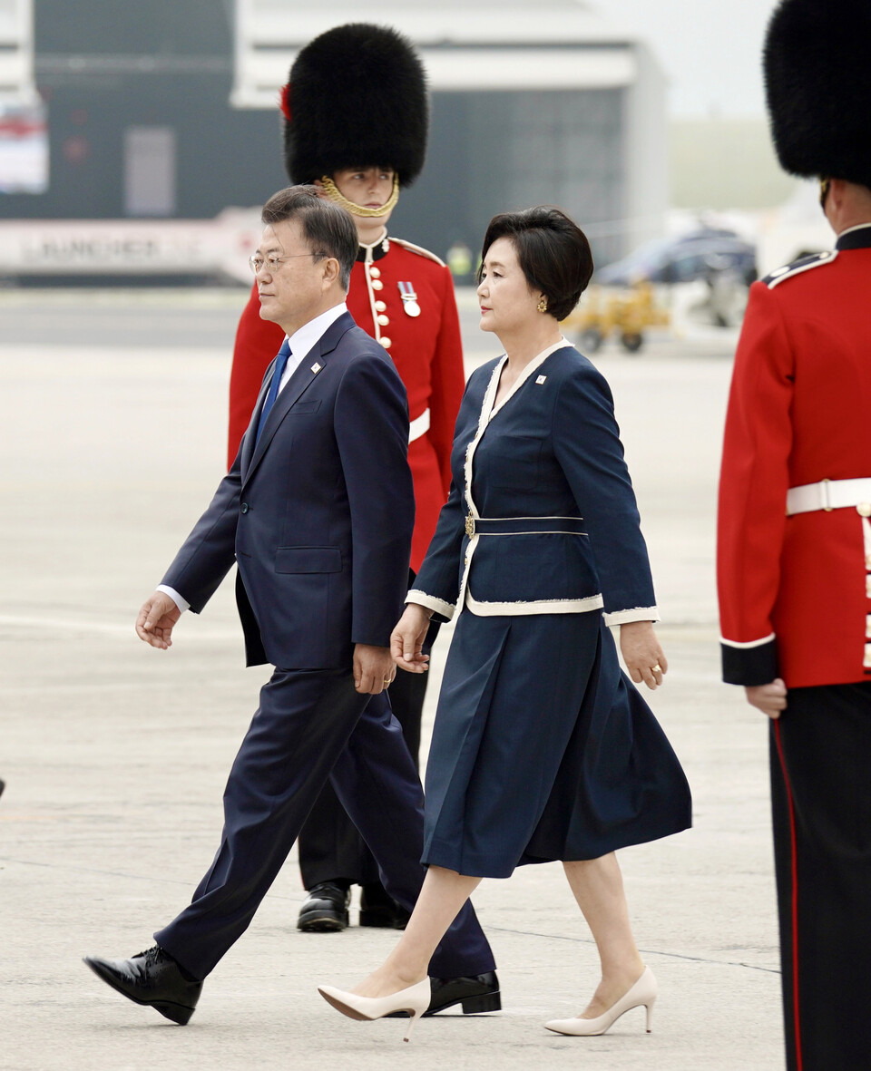 지난해 6월 G7 정상회의에 참석하는 문재인 대통령과 부인 김정숙 여사가 영국 콘월 뉴키 공항에 도착해 전용기에서 내려 이동하고 있다. [사진제공=뉴시스]