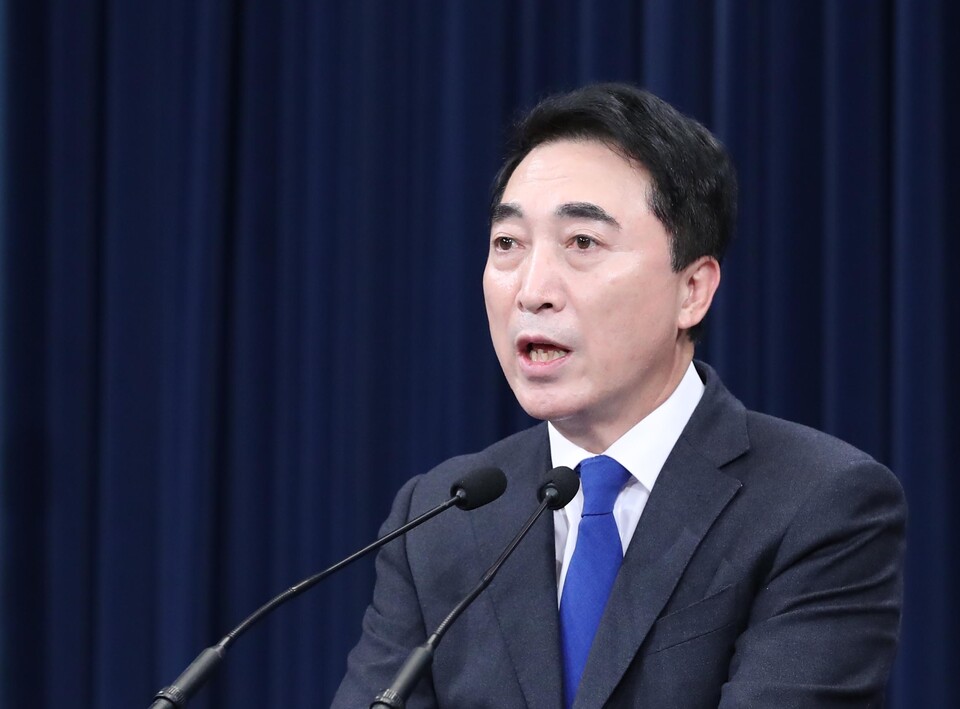 박수현 청와대 국민소통수석이 지난 24일 오후 청와대 춘추관에서 우크라이나 사태 관련 브리핑을 하고 있다. [사진제공=뉴시스]