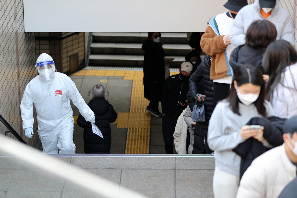 3일 오전 서울 송파구에 위치한 선별검사소에서 검사를 받기 위한 대기 줄이 지하차도까지 이어져 있다.  [사진제공=뉴시스